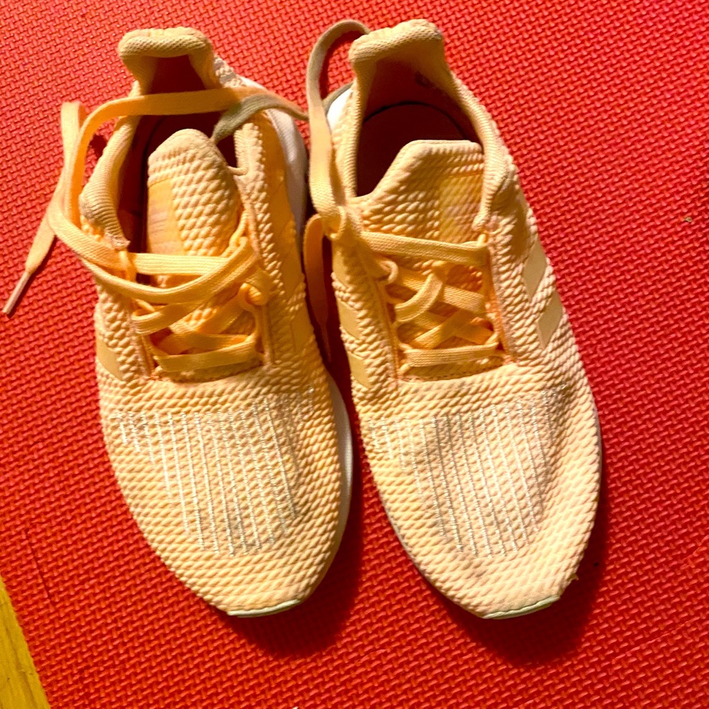 Tennis shoes